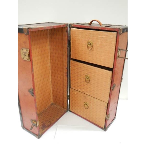 538 - An small travel trunk containing drawers, 20.5'' (50cm) x 10'' (25cm) x 10'' (25cm).