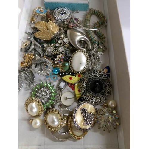 542 - A large quantity of 1970's and vintage jewellery including old paste and marcasite etc., in excess o... 