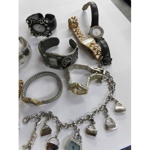 550 - Approximately 30 assorted ladies wrist watches.