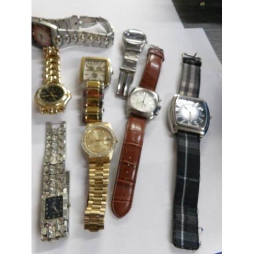 551 - Approximately 25 assorted wrist watches.