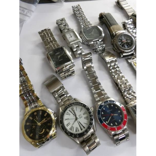 552 - Approximately 30 assorted gent's wristwatches.