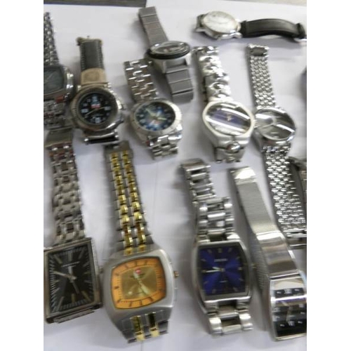 552 - Approximately 30 assorted gent's wristwatches.