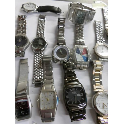 552 - Approximately 30 assorted gent's wristwatches.