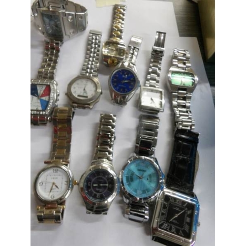 552 - Approximately 30 assorted gent's wristwatches.