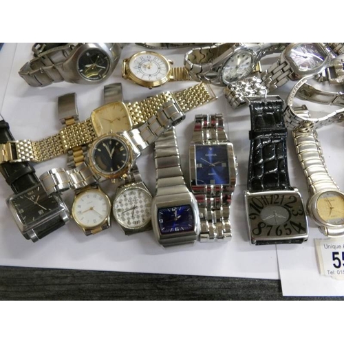 553 - Approximately 40 assorted gent's wristwatches.