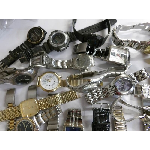 553 - Approximately 40 assorted gent's wristwatches.