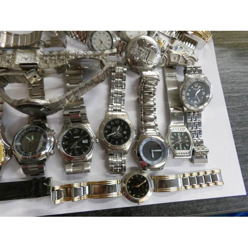 553 - Approximately 40 assorted gent's wristwatches.