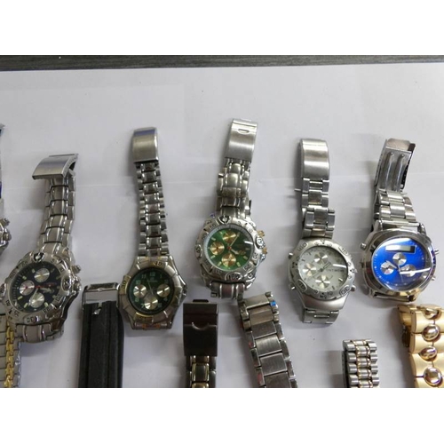 554 - 20 assorted gent's chronograph wristwatches.