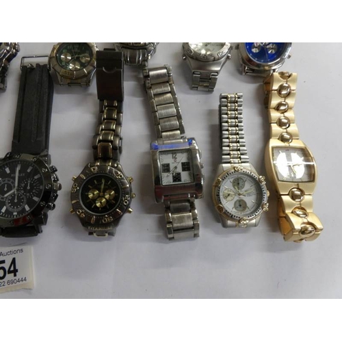 554 - 20 assorted gent's chronograph wristwatches.