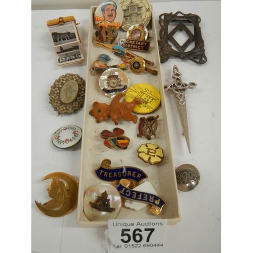 567 - A mixed lot of badges etc.,