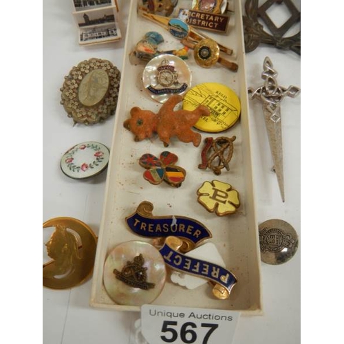 567 - A mixed lot of badges etc.,