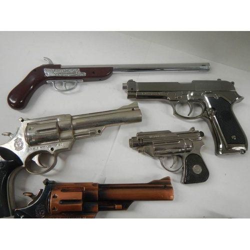 609 - A quantity of replica hand guns.