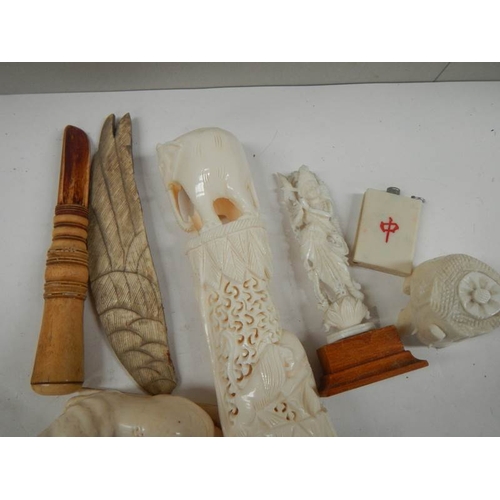 662 - A mixed lot of old bone items.