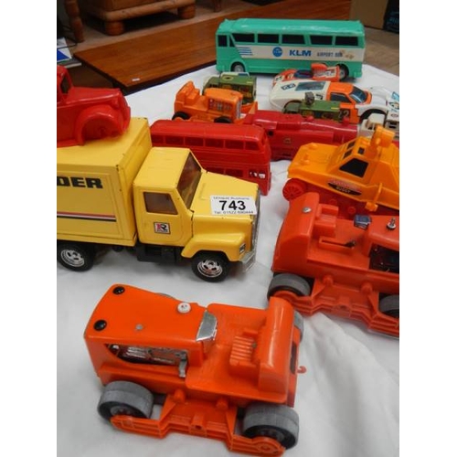 743 - A box of plastic and metal toy vehicles.