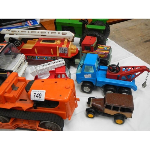 749 - A box of various metal Tonka toys including fire engines.