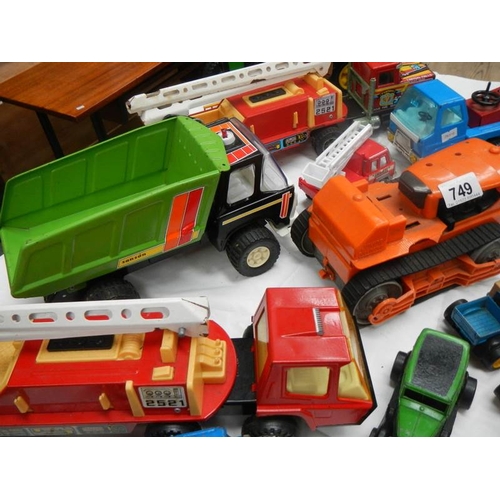 749 - A box of various metal Tonka toys including fire engines.