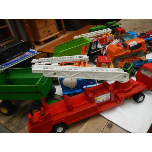 749 - A box of various metal Tonka toys including fire engines.