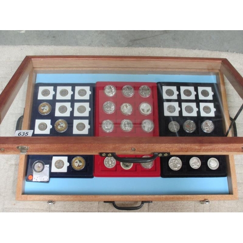 635 - A jewellery display case containing various commemorative coins including crowns, 50p, £2 and £5 (th... 