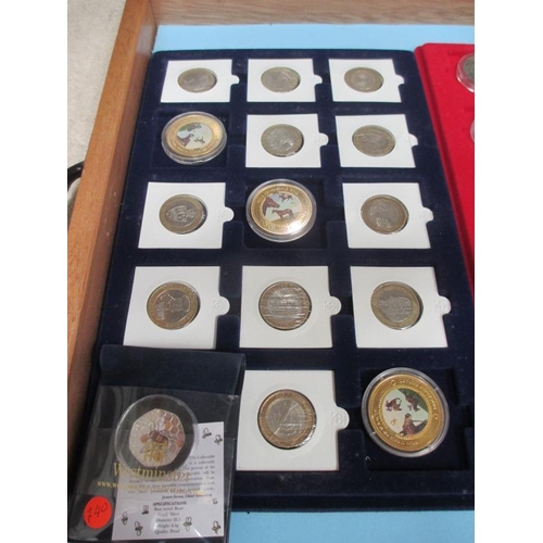 635 - A jewellery display case containing various commemorative coins including crowns, 50p, £2 and £5 (th... 