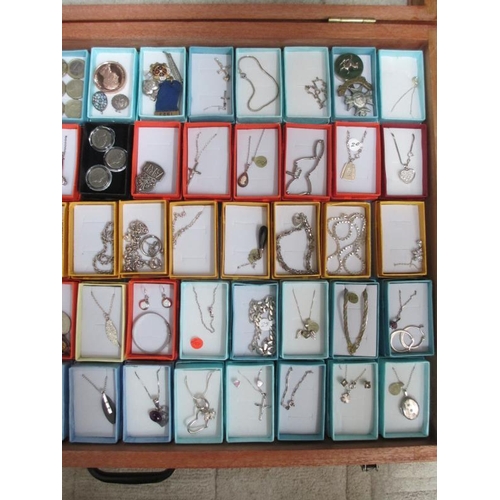 636 - A display case containing in excess of 60 pieces of mainly silver pendants, rings, bracelets etc., (... 