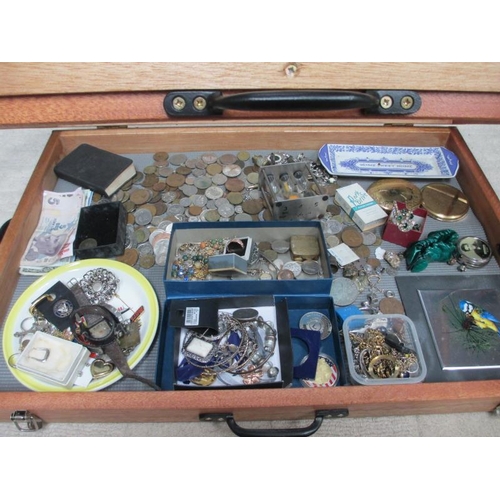 652 - A display case containing assorted coins, bank notes, jewellery, powder compacts etc., (this lot is ... 