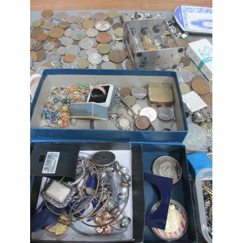 652 - A display case containing assorted coins, bank notes, jewellery, powder compacts etc., (this lot is ... 