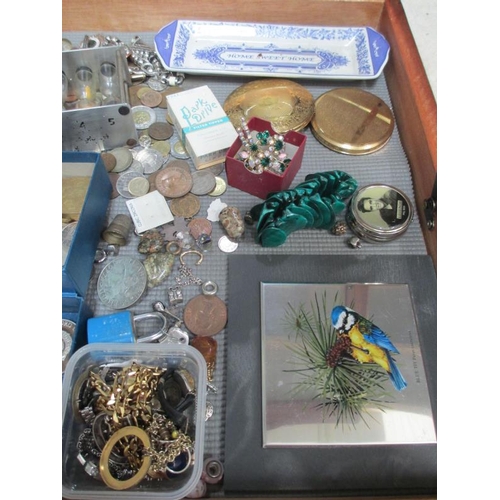 652 - A display case containing assorted coins, bank notes, jewellery, powder compacts etc., (this lot is ... 