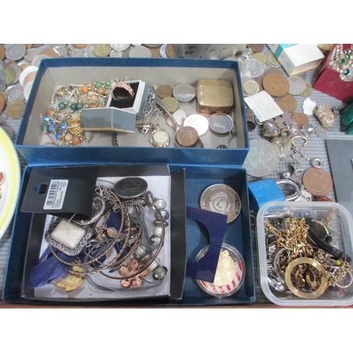 652 - A display case containing assorted coins, bank notes, jewellery, powder compacts etc., (this lot is ... 