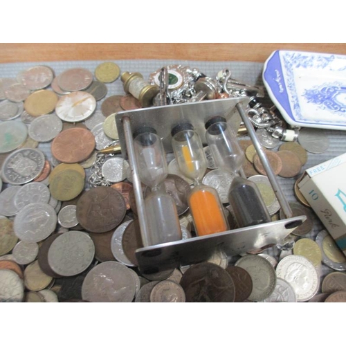 652 - A display case containing assorted coins, bank notes, jewellery, powder compacts etc., (this lot is ... 