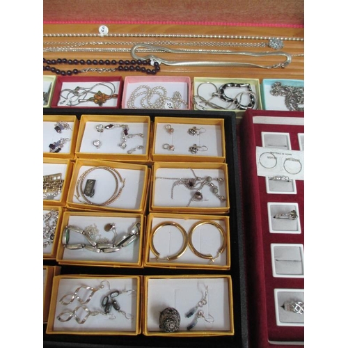 653 - A display case containing silver rings, silver chains, other jewellery and watches etc., (this lot i... 