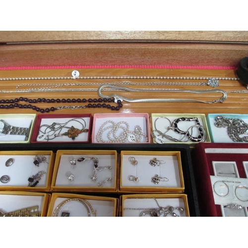 653 - A display case containing silver rings, silver chains, other jewellery and watches etc., (this lot i... 