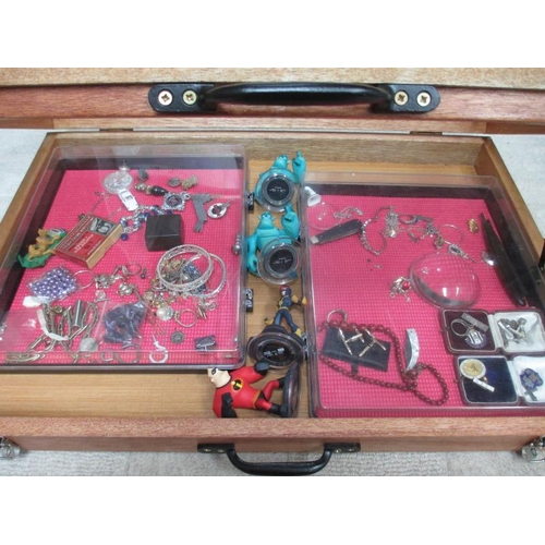 654 - A display case containing miscellaneous badges, jewellery  etc., (this lot is buyer collect only).