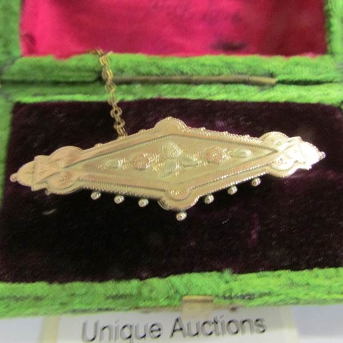 520J - A 3 gram Chester hall mark yellow gold brooch in satin box.