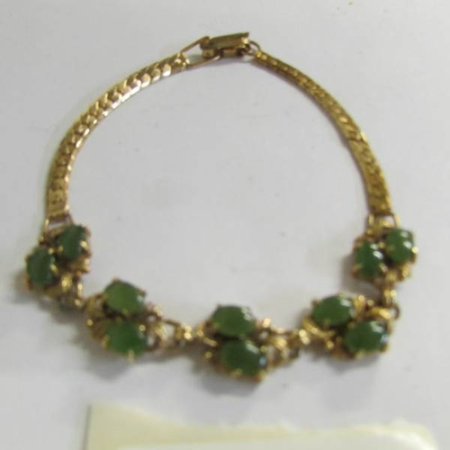 520K - A 14 ct gold 6.8 gram jade bracelet.