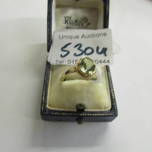 530U - A 9ct gold ring set aquamarine, size Q.