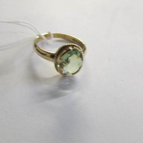 530U - A 9ct gold ring set aquamarine, size Q.