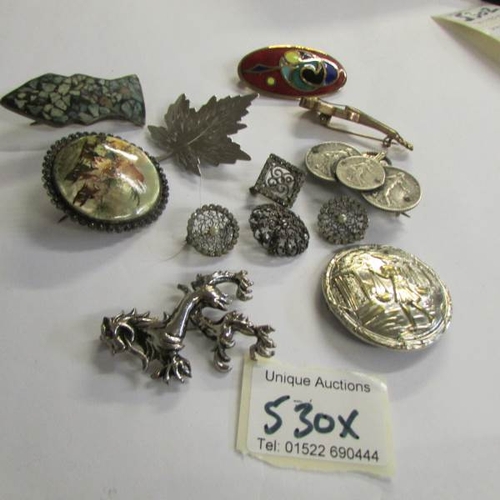 530X - 12 assorted brooches.