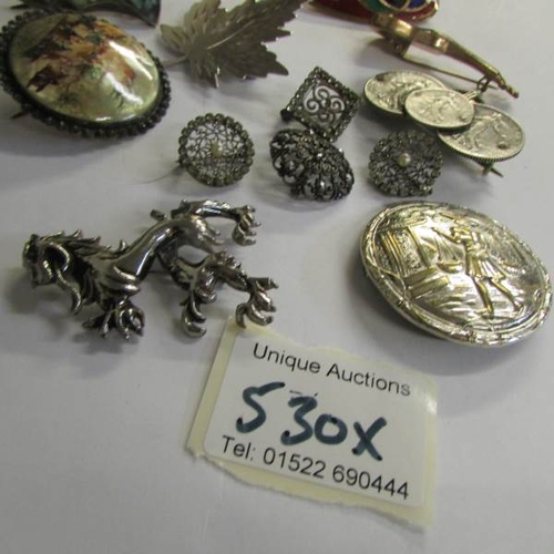 530X - 12 assorted brooches.