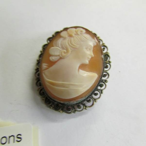 540C - 2 cameo brooches of female profiles.