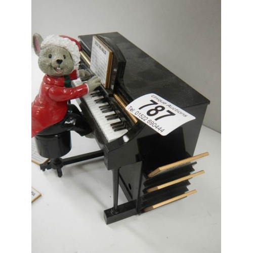 787 - A battery operated mouse playing a piano with 7 tune sheets that are inserted in the back for him to... 