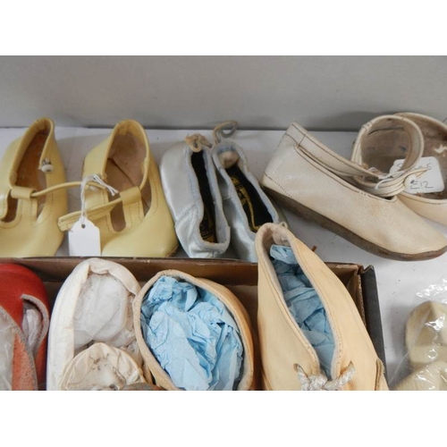 800 - A quantity of vintage dolls shoes.