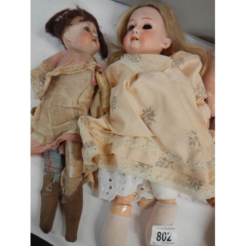 802 - A mixed lot of assorted doll parts.