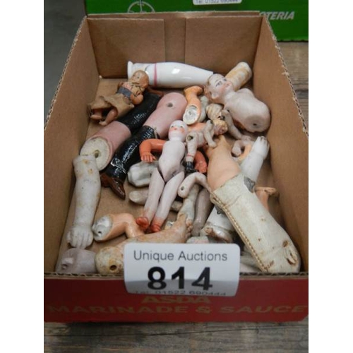 814 - A tray of small doll parts.