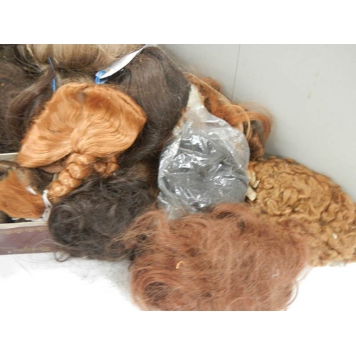 824 - A quantity of dolls wigs.