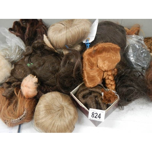 824 - A quantity of dolls wigs.