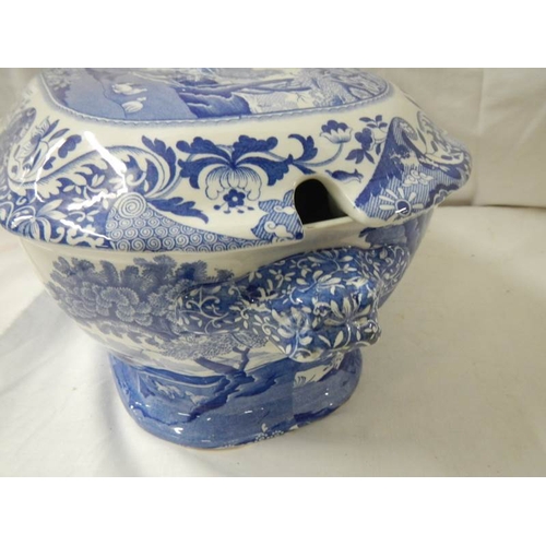 2148 - A large Spode Italian tureen.