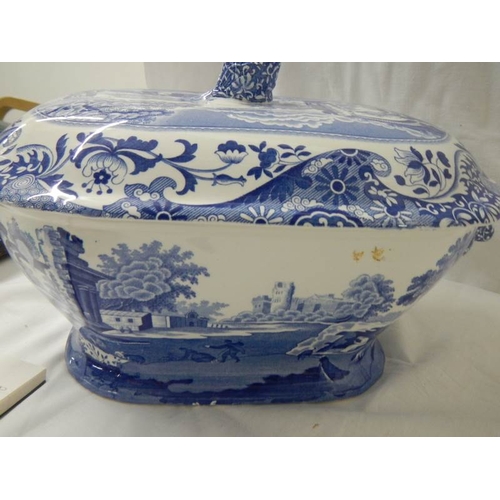 2148 - A large Spode Italian tureen.