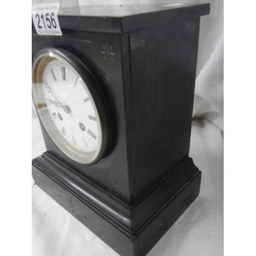 2156 - A black marble chiming mantel clock.