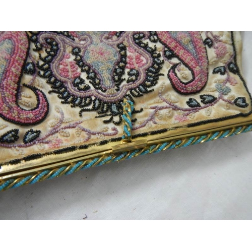 2171 - A finely beaded Victorian purse with gilded edging.