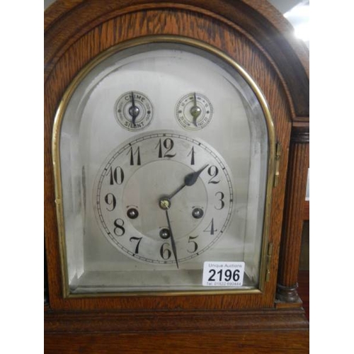 2196 - A good early 20th century oak mantel clock in full working order.